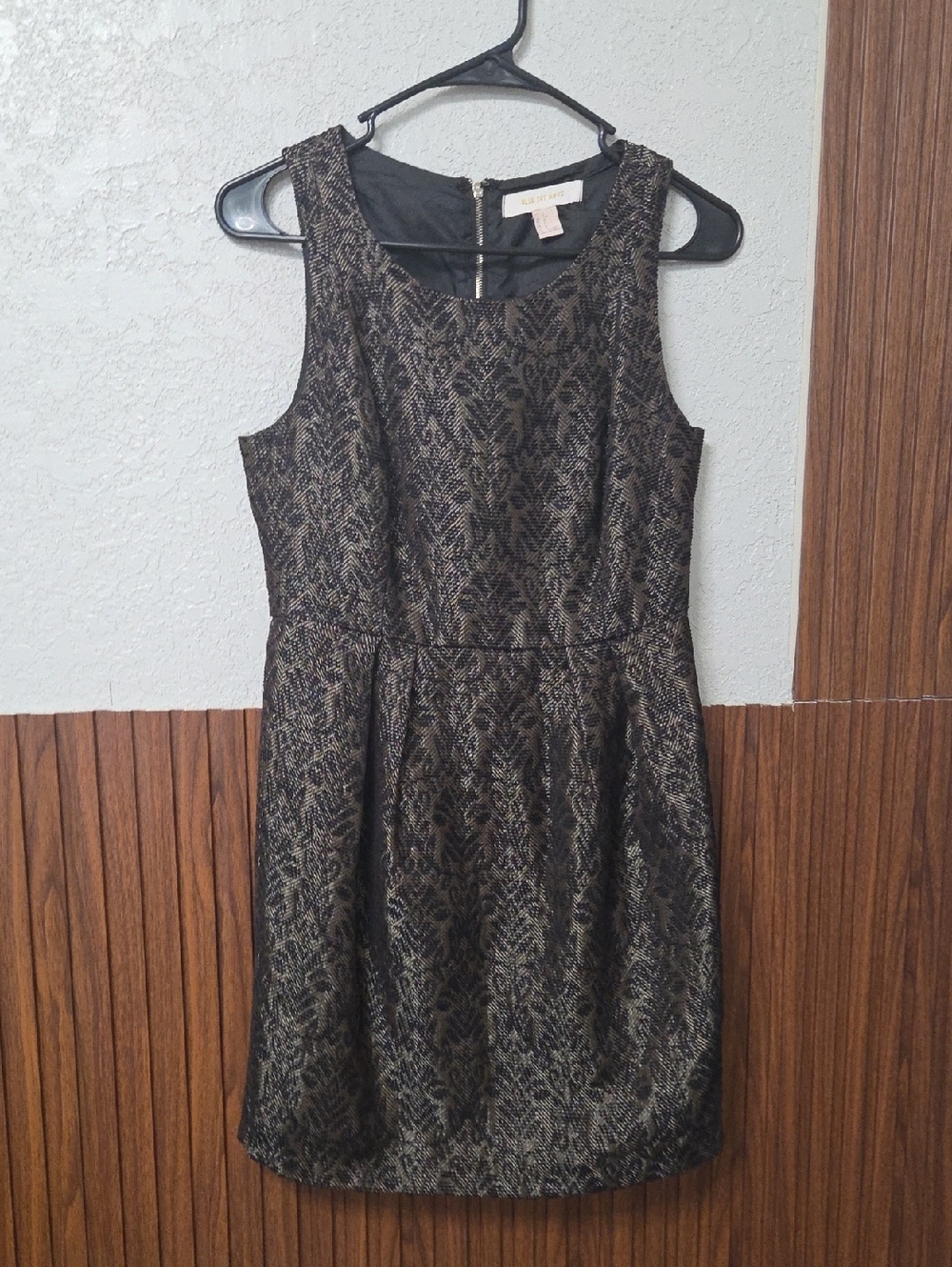 Sleeveless Black and Gold Brocade Sheath Dress 1235]